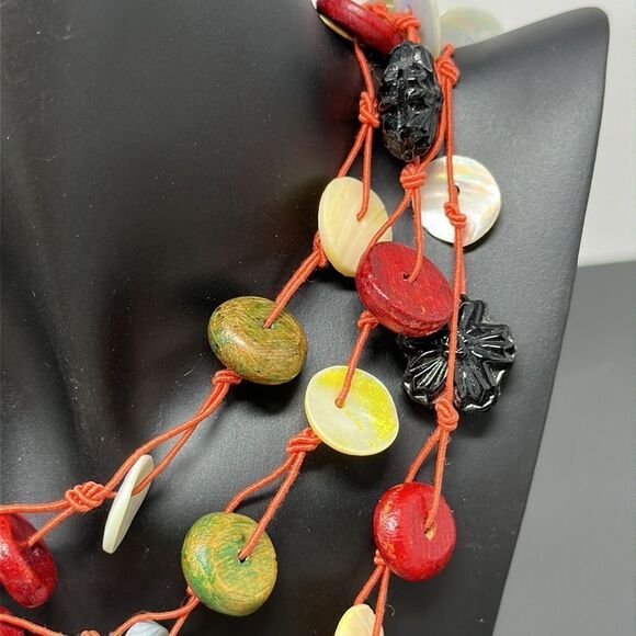 Unique wood buttons style tri strand necklace - Picture 3 of 3